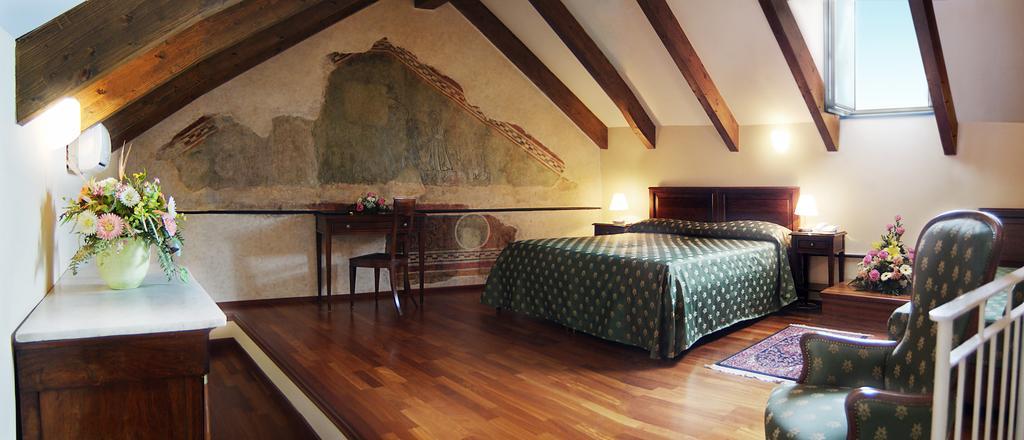 נולי Palazzo Vescovile Hotel חדר תמונה