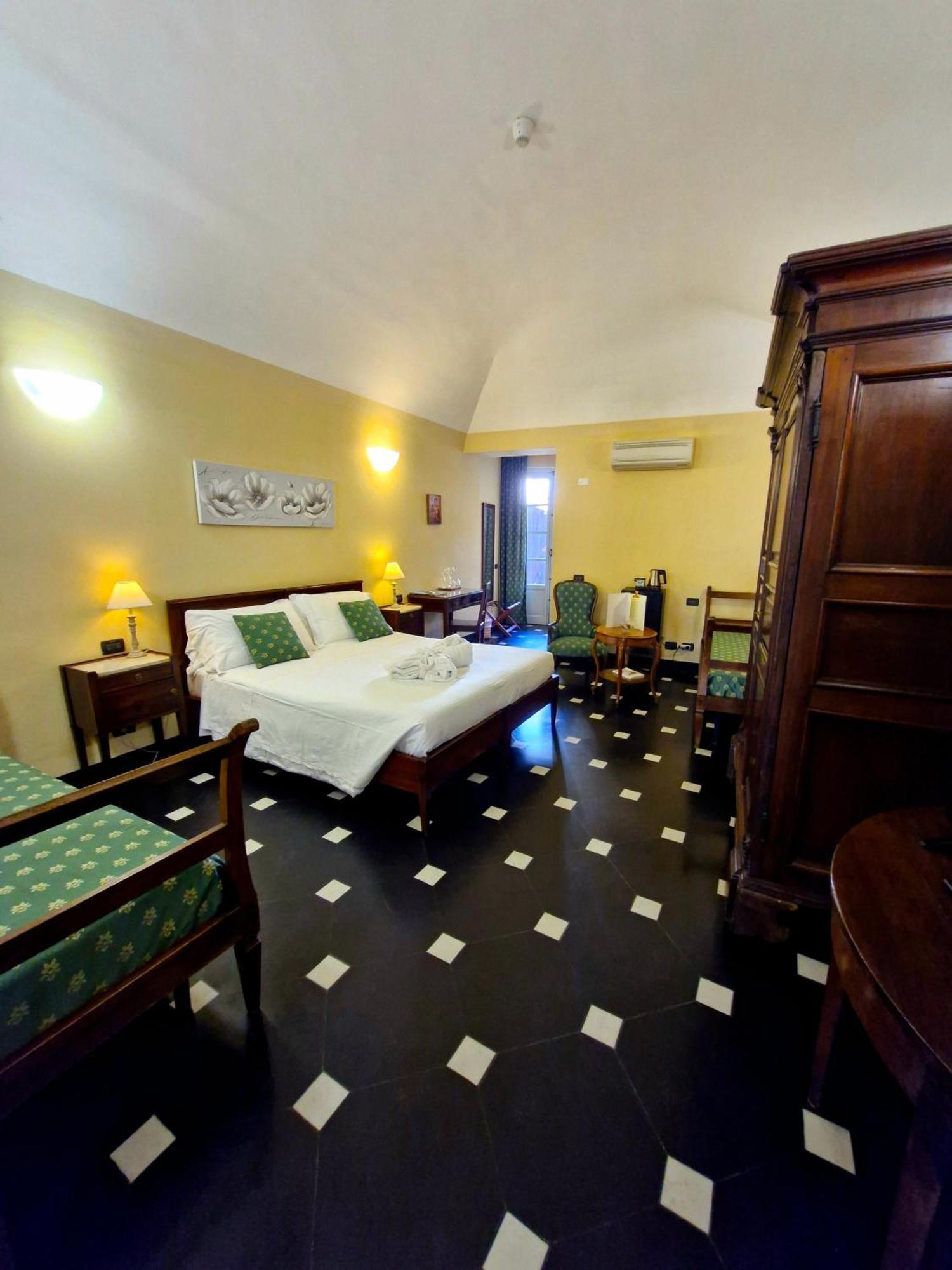 נולי Palazzo Vescovile Hotel מראה חיצוני תמונה